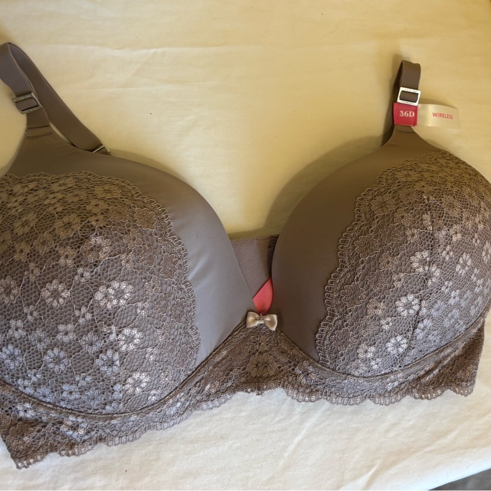 Isaac Mizrahi New York Wireless Lace Trimmed Taupe Bra Size 36D